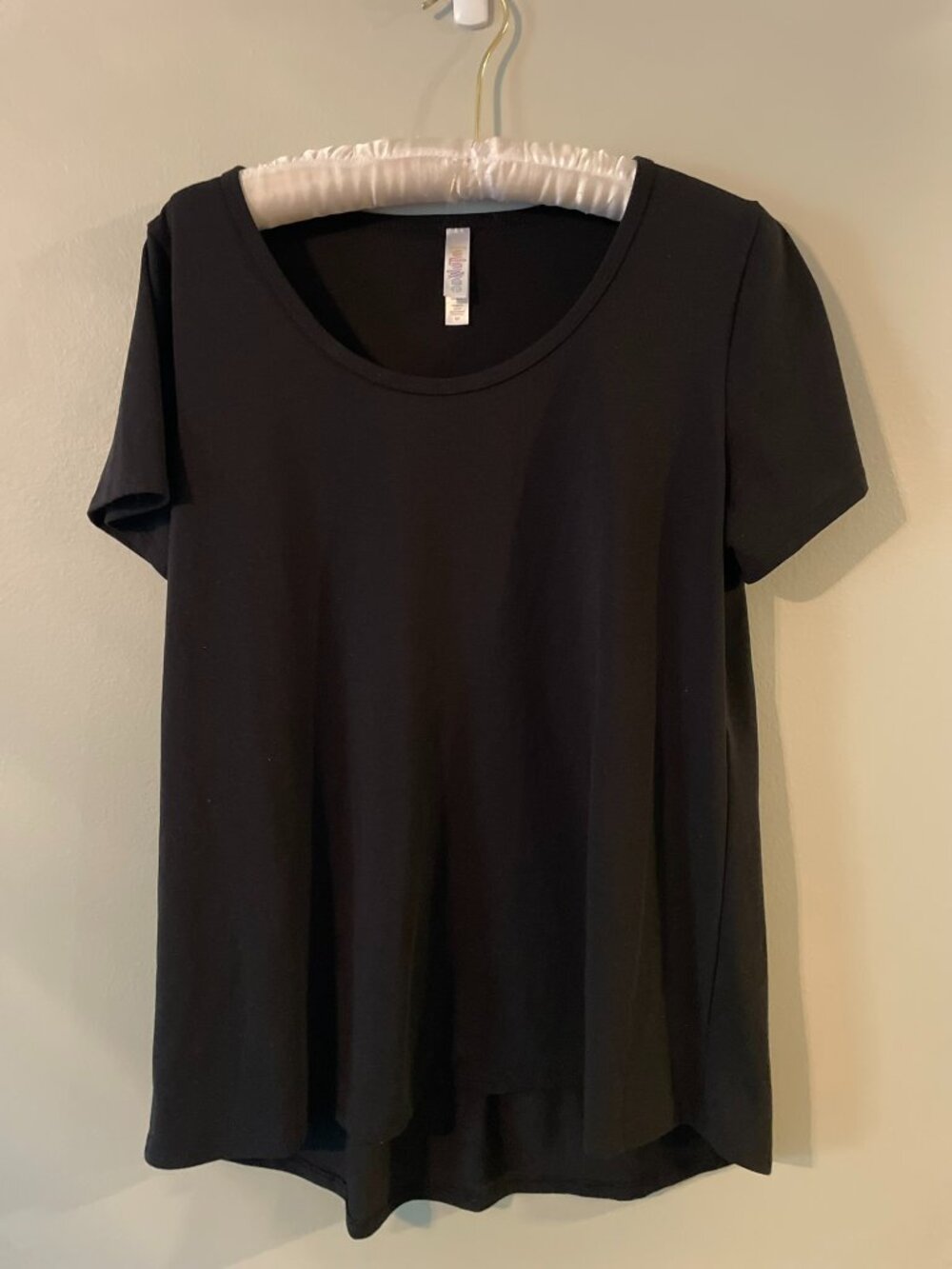 LuLaRoe Black Short Sleeved Shirt Size Medium Soft and Longer in Back - Picture 2 of 5
